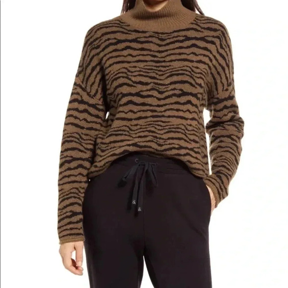 Lou & Grey Sweaters - Lou & Grey Women Pull Over Sweater